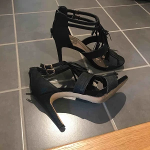  - Super fina klackskor med fransar  Sparsamt använda inköpta på scorett. 