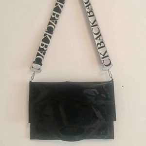  - Back väska med avtagbar axelrem i använt skick. Kan bäras på flera sett och passar till det mesta!  Frakt tillkommer, eller kan mötas upp i Gbg🌻