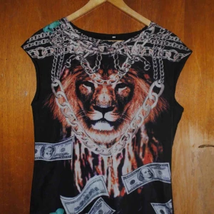  - Står storlek XXL men det är det veeeerkligen inte 🙄 mycket tunt tyg, liten slits så man får snygg röv 🍑