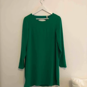  - Hur cool och fin är inte denna färg nu inför sommaren. Denna har jag tyvärr aldrig använt, då jag personligen inte passar i grön:( men men hoppas nån annan kan ta vara på denna klänning. Önskas fler bilder, kontakta mig❤️