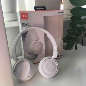  - Fräscha vita hörlurar från JBL😍  On ear bluetooth-hörlurar som är sparsamt använda