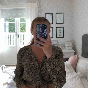  - Topp från Urban Outfitters i leopardmönster som man knyter i fram, endast använd ett fåtal gånger så i jättefint skick. Gratis frakt 🥰