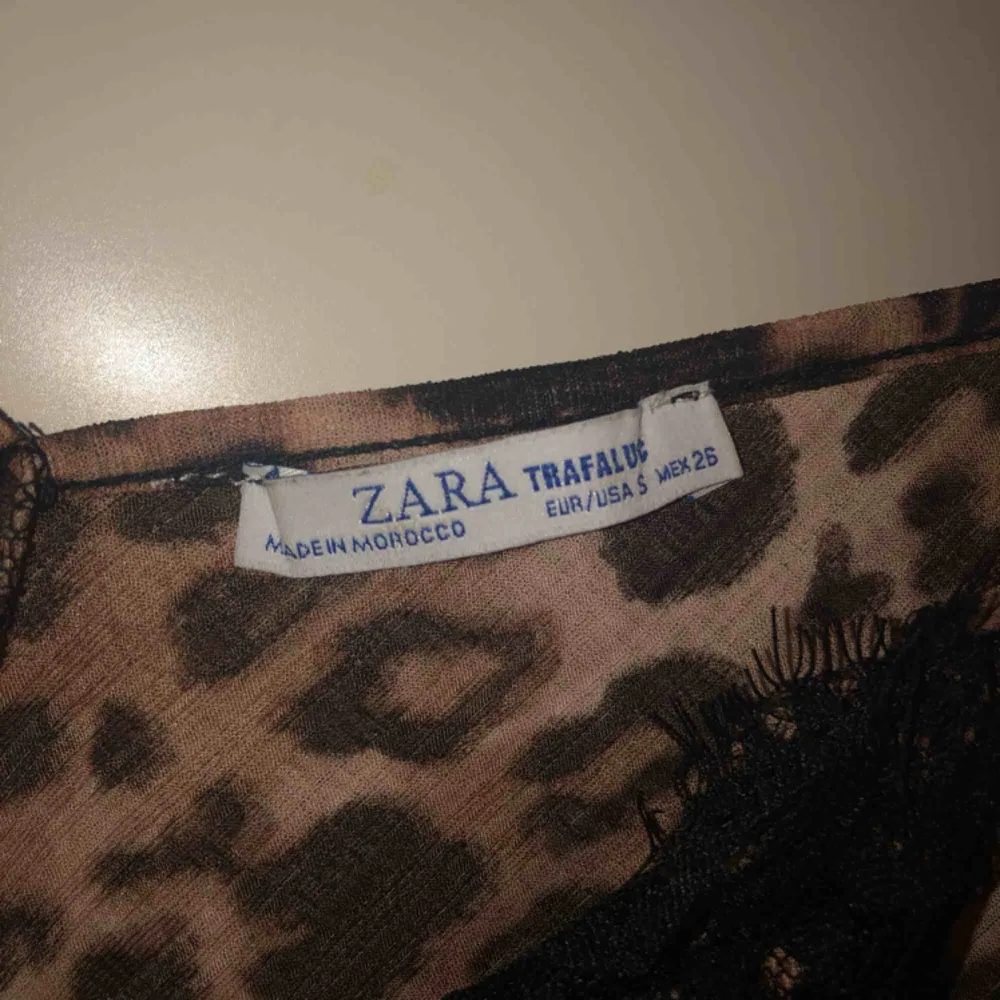 linne från ZARA med leopard möster, skriv om du är intresserad så fixar vi!!. Toppar.