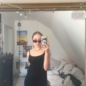  - Säljer min svin snygga bal klänning som jag köpte på humana för ca två veckor sedan. Den är bara använd under en kväll och är i väldigt fint skick. Den är svart med blommönster och kan både användas till vardags och fest:) 