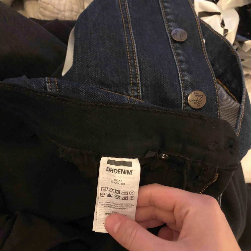 Svarta jeans från dr denim i modellen moxy, aldrig använda utan endast provade. Storlek S men väldigt stretchiga så skulle säga S-M. Tar swish och kan mötas upp i Malmö, annars står köpare för frakt . Jeans & Byxor.