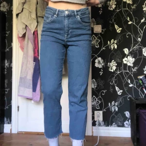 - Högmidjade mörk blå jeans 