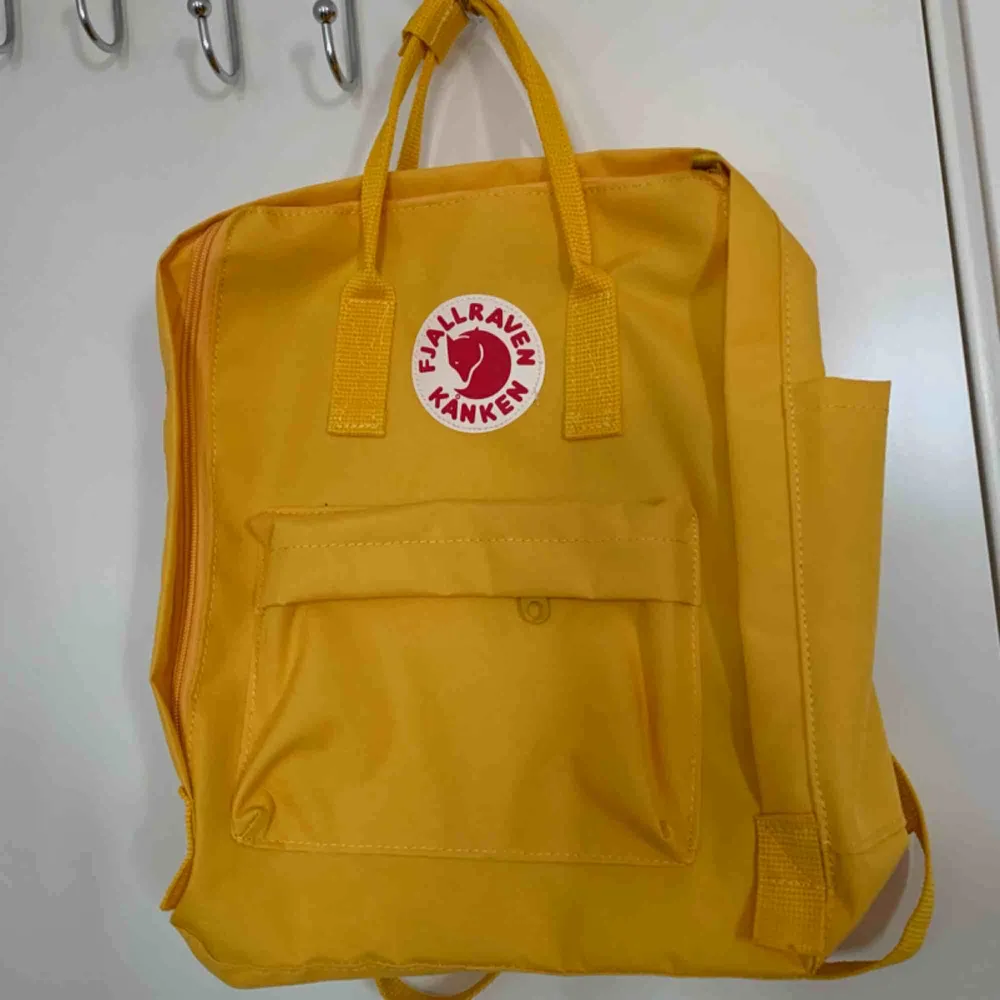 Gul fjällräven kånken ryggsäck ! Helt ny och aldrig använd. Perfekt till skolan eller när som! Köpare står för frakt 💛. Väskor.