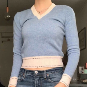  - Vintage Peak stickad tröja i 100% lammull! Älskar den men den kommer tyvärr aldrig till användning. En del småhål här och där men förövrigt i fint skick. För mer info se min profil eller skriv! 