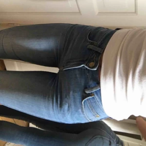  - Ett par fina ljusa Lee jeans. Hög midja, helt oanvända. Nypris 1399