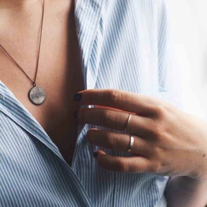  - Halsband med texten BANG på, från Hvisk. Kan just nu mötas i Kalmar eller skicka mot fraktbetalning. Fr o m 2 augusti kan jag mötas i Göteborg🌻