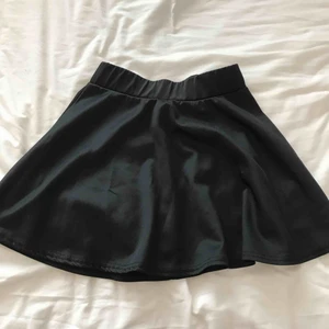  - Fin svart kjol. För liten för mig så de är därför jag säljer den. Använd ett fö ta gånger men i bra skick. Köparen står för frakt  