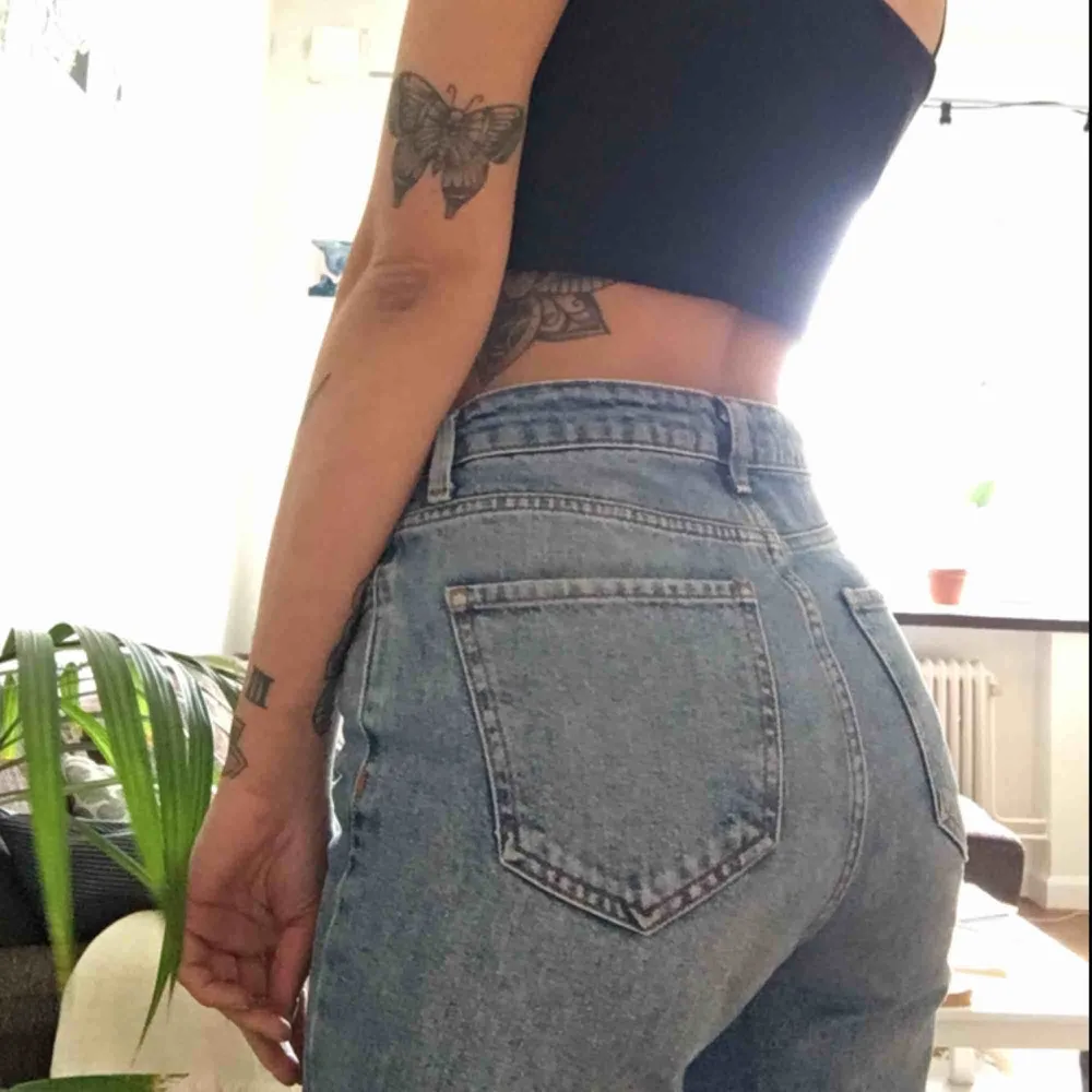 Snygga typ mom jeans med slitningar på knäna från New Look 🌱 sitter väldigt smickrande på 🤠 Storlek 36 eller w27 l32. Jeans & Byxor.