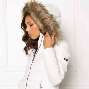  - Säljer en av mina favorit jackor då den tyvärr inte kommer till användning.. Från Tommy Hilfiger i stl XS. Avdrag bar päls (fuskpäls) och luva! Inköpt för 1 år sedan. Möts upp i Stockholm eller fraktas! 🍀  Nytt pris: ca 2000kr Mitt pris: 900kr