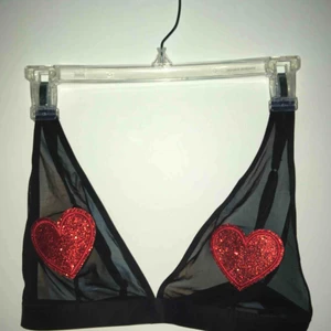  - Sååå fin glittrig bh från monki! Helt nyköpt, aldrig använd! Tyvärr för liten för mig annars hade jag använt den alla dar i veckan! ❤️