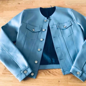  - Unik jacka i ”fake” läder från Acne som jag har köpt i andra hand nyligen men aldrig använt.   Står inte vilken storlek det är på jackan, men jag är 36/38 och den sitter bra. Jag undrar om det kan vara ett sample plagg och därav saknar lapp för storlek. 