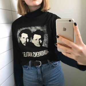  - Skitsnygg Filip & Fredrik t-shirt (jag har polotröja under)! Lite slitet tryck då den är köpt second hand. Köparen står för frakten!