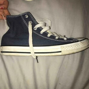  - Höga converse i marinblått, ganska använda men inga skador, frakt kan diskuteras