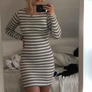  - Sjukt fin och skön klänning! Den är som ny. Inga fläckar osv. Inte genomskinlig. Köparen står för frakt. Tveka inte att ställa frågor💓