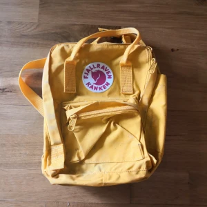  - Säljer en superfin rygga från Fjällräven, barnkånken som jag har använt som handväska typ! Hel och fin men inte helt ren, se tredje bilden. Man kan säkert få bort det ganska enkelt, annars så har ju det sin charm😘 Frakt betalas av köparen för en billig peng.  