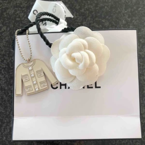  - Super fin charm från chanel äkta) jag bjuder på frakten 