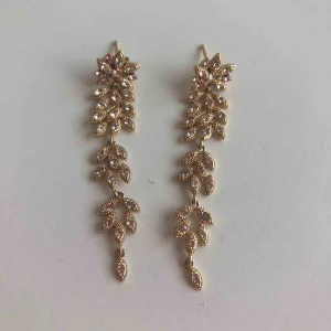  - Fina Lily and Rose örhängen i guld med stenar i ljusrosa, ljusblå och silver. Endast använda vid ett tillfälle.