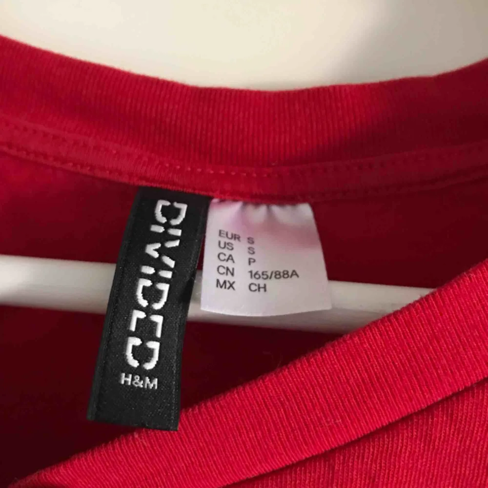 En röd t-shirt från H&M. Det är storlek S men funkar på er som har XS . T-shirts.