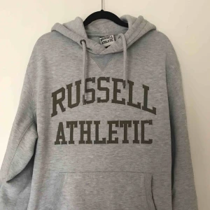  - Grå Russel Athletic hoodie med grön text. Bra skick. Priset kan diskuteras, köparen står för frakten 