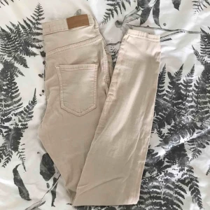  - Fina jeans från Gina Tricot märkte ”Molly”. Höga i midjan. Är i nyskick.   Kan fraktas 
