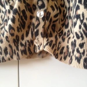 Leopard-kofta. Storlek 40, men passar mig som har XS/S i storlek.  - Leopard-kofta. Storlek 40, men passar mig som har XS/S i storlek. 