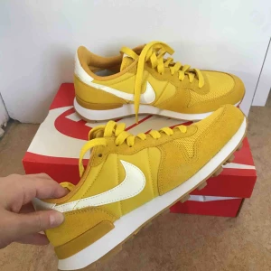  - Helt oanvända nike sneakers i storlek 37,5. Möts upp i Stockholm annars tillkommer frakt! 