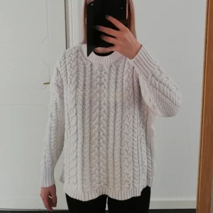  - Stickad vit tröja i väldigt gott skick! Varm, fin och mysig tröja som passar en S-M. Köparen står för frakten 🌷💮