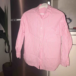  - Snygg skjorta, lite stor i storlek, använd 1 gång. Perfekt för sommaren 