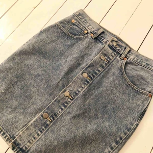  - Oanvänd kjol ”mom skirt” från Levi’s. Storlek 28. Säljer pga för stor. 