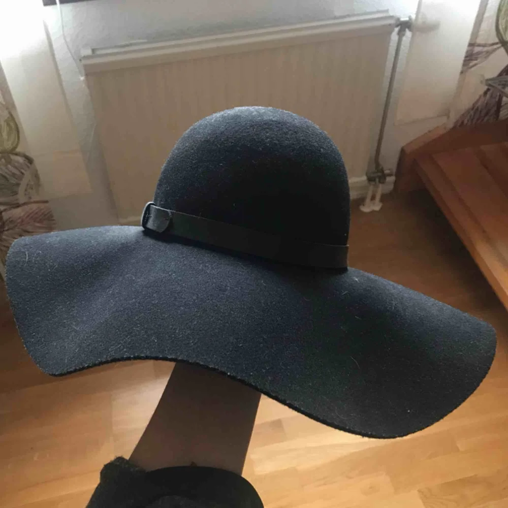 Knappt använd härlig ull hatt från H&M.  100% Ull  Strl S/54. Accessoarer.