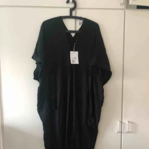  - Aldrig använd kaftan med band i midjan. XS/S men passar upp till XL. Är 1,59 cm och den går till anklarna på mig. Viskos.