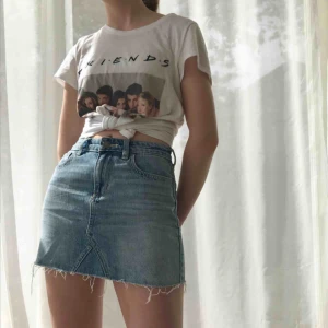  - Superfin jeanskjol från Hollister 🦕 Är i storlek 00/W23 men skulle säga att den sitter som en XS, och midjemåttet mäter 65cm. Säljer pga att den tyvärr blivit för liten för mig. Frakt: 36kr (swish/safepay)