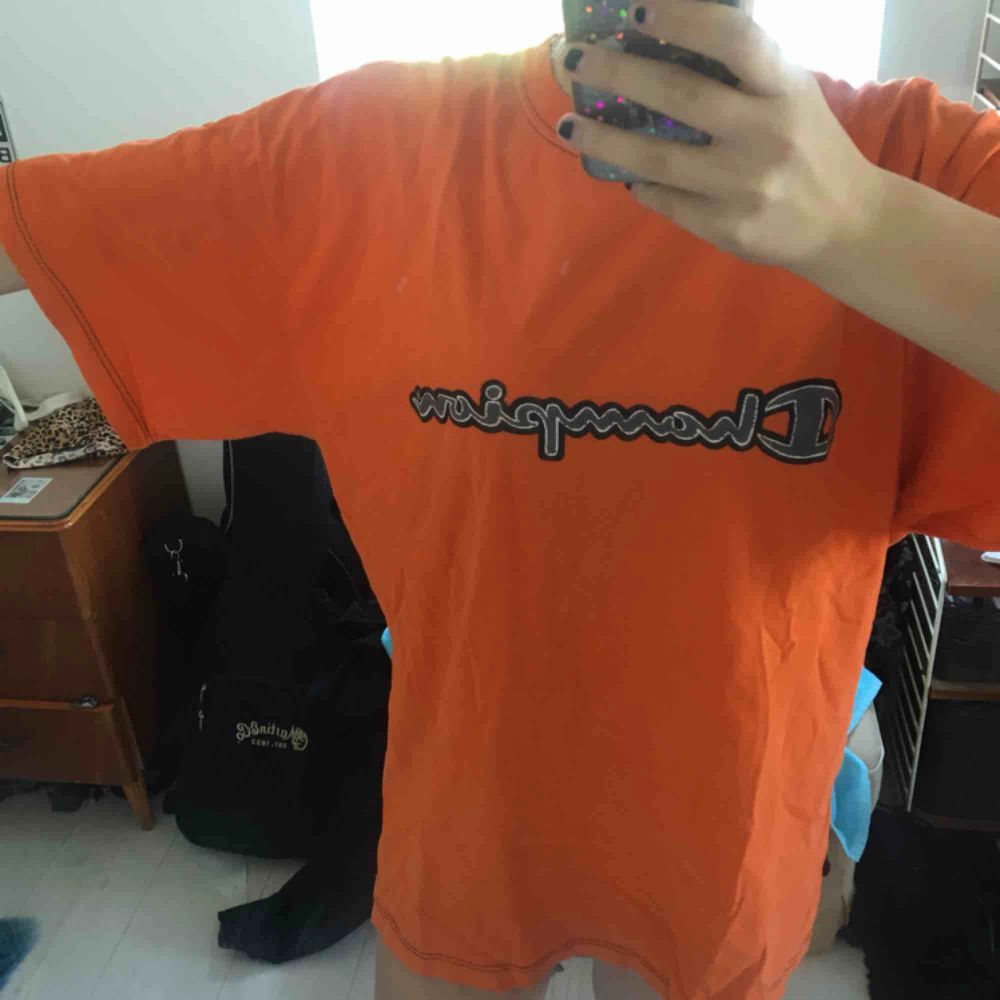 Orange Champion t-shirt köpt på Humana! Jättehärlig och mysig🥰 Kan även användas som klänning! Jag brukade knyta den eller stoppa i den i byxorna. Frakt ej inkl.. T-shirts.