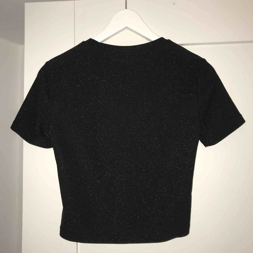 En glittrig crop top från Bikbok. Använd en gång! Storlek M men är snarare än S!. T-shirts.