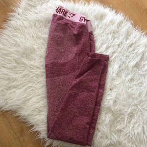  - Helt oanvända träningsbyxor från gymshark! Strl M. Säljes pga för stora för mig. Nypris 700! 