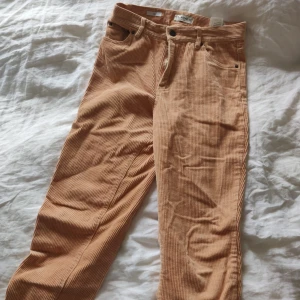  - Laxfärgade manchesterbyxor från pull & bear I gott skick. Skickas mot frakt.