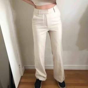  - Jättesnygga gräddvita byxor tjockt material! Storlek S men sitter mer som M. Nypris: 600kr. Använda 3-4 gånger. För mer info se min profil eller skriv!