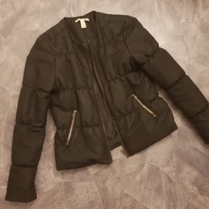  - Svart jacka från Nelly, strl 36. Köparen står för frakt! Betalning sker via swish:) 