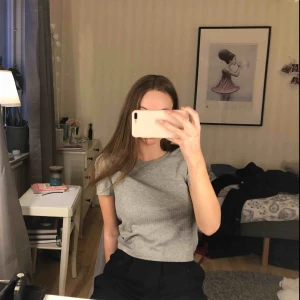  - Grå t-shirt från Cubus! Den är ribbad i materialet och lite croppad, så fin!  Kan mötas upp i Västerås annars står köparen för frakten 🥰