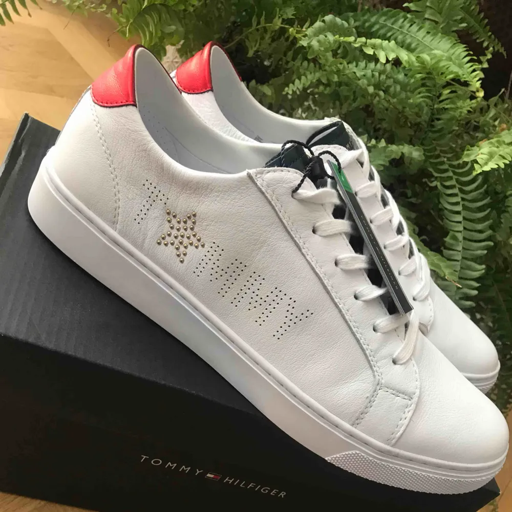 Helt nya sneakers från Tommy Hilfiger, aldrig använda endast testade inomhus. Säljes på grund av att de beställdes i fel storlek och går inte skicka tillbaka. Skor.