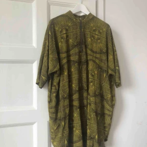  - Gul och svart mönstrad klänning från Monki, väldigt skön. 