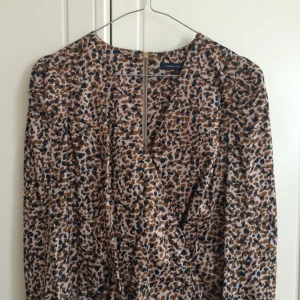 Omlåttklänning från french connection. Sitter tight. Lång ärm.  - Omlåttklänning från french connection. Sitter tight. Lång ärm. 