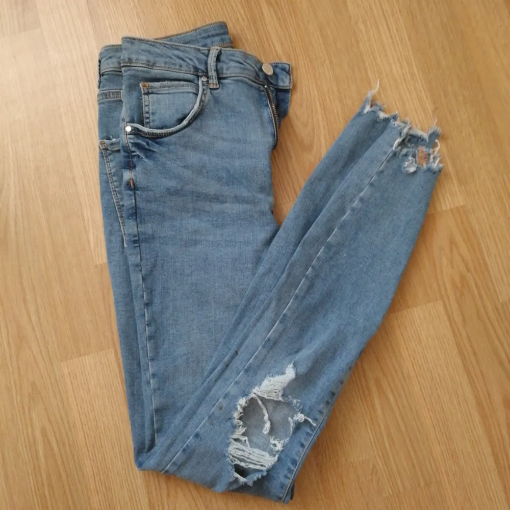 Stretchiga jeans med slitna detaljer vid knän och benslut. Fint skick. Betalas med swish (+ frakt) . Jeans & Byxor.
