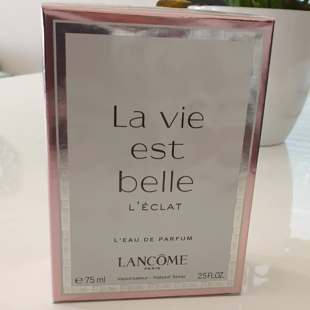 La vie est belle lancome parfume helt ny oöppnad 75ml  ny pris 1200kr. Accessoarer.