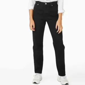 Helt nya svarta Moluna jeans straight leg från monki. Nypris 400