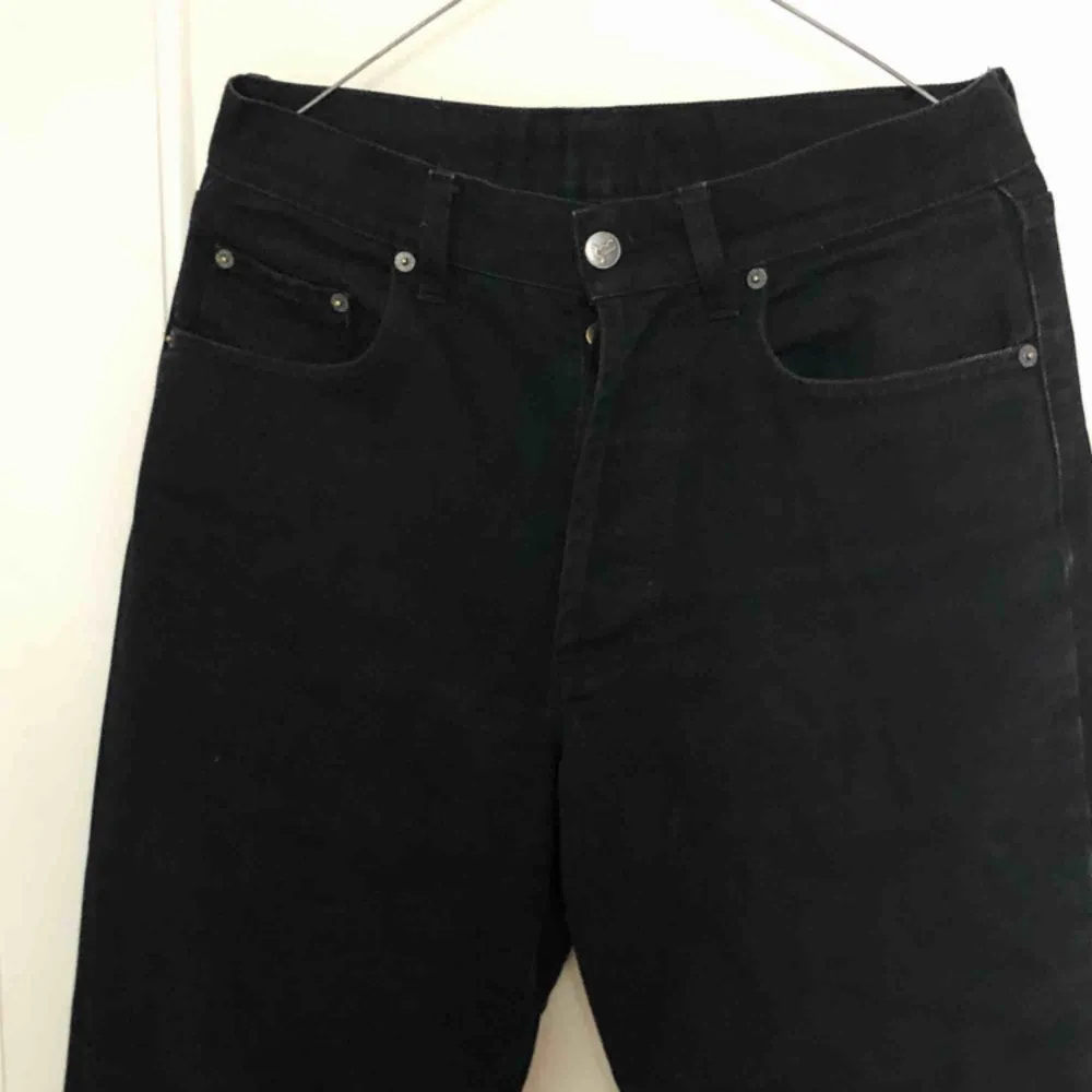 Raka svarta retro mom jeans från Humana i storlek 28 (passar 27-31 beroende på önskad passform) de är raka och stora i modellen❤️💙  passar väldigt bra att skejta i. Jeans & Byxor.